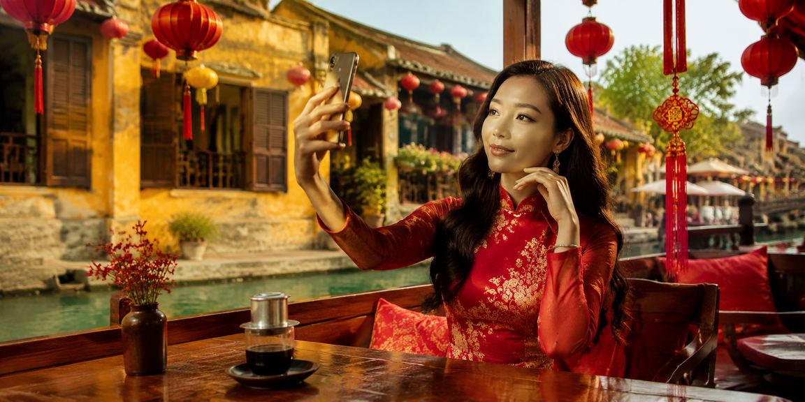 Người dùng xem baccarat trên di động trong không gian cà phê Hội An